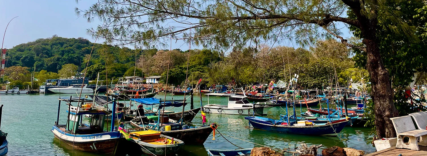 Port local et bateaux traditionnels en Thaïlande